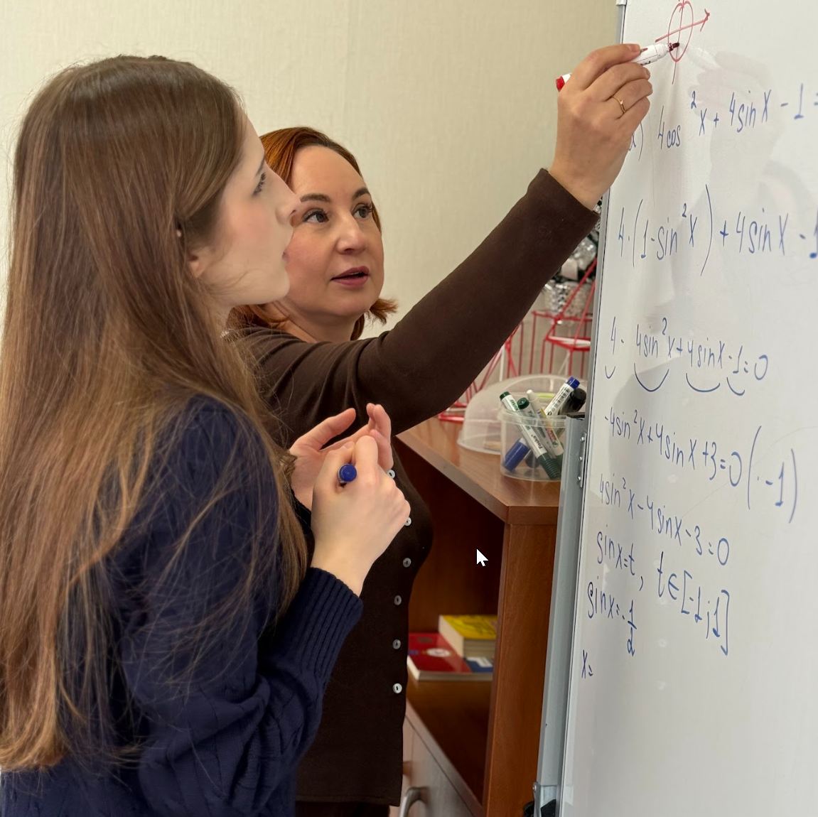 Преподаватель объясняет ученику темы экзаменов
